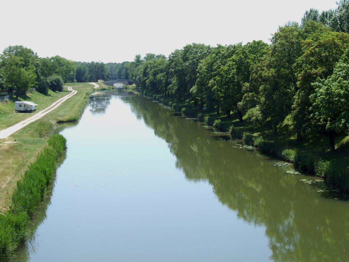 Canal latéral à la Loire à Briare-le-Canal - Ancien tracé du canal près du pont-canal de Briare 