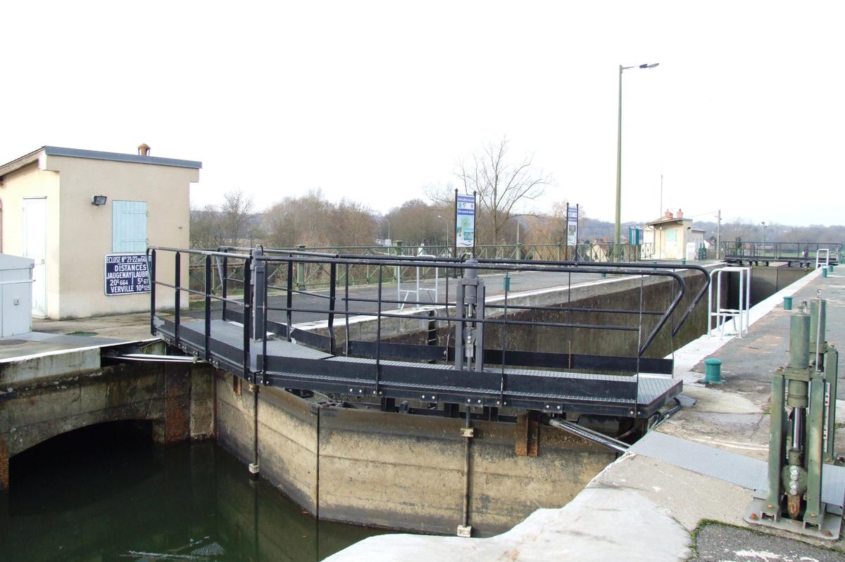 Canal Latéral à la Loire - Pont-canal du Guétin - Ecluse double à l'extrémité du pont-canal en rive gauche 