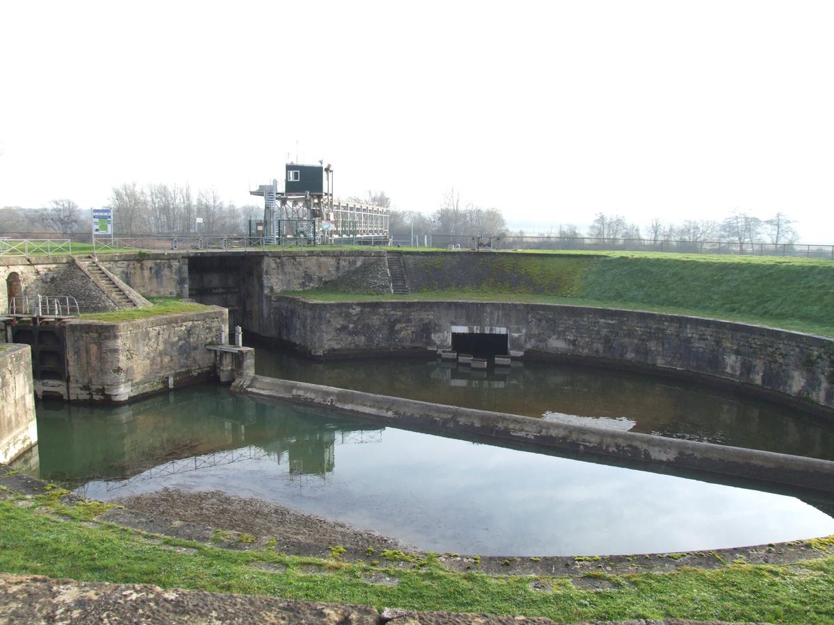 Canal latéral de la Loire - Ecluse ronde des Lorrains - Vers l'Allier 