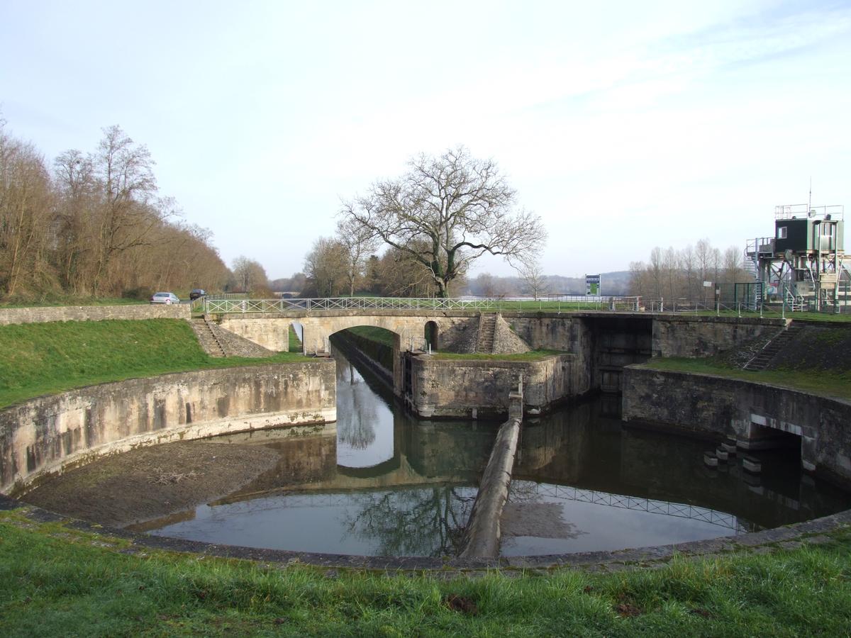 Canal latéral de la Loire - Ecluse ronde des Lorrains - Vers le canal latéral 