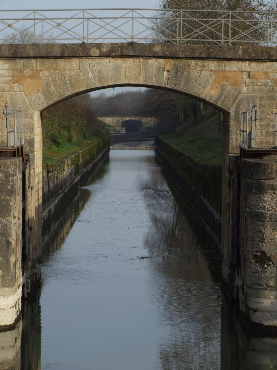 Canal latéral de la Loire - Ecluse ronde des Lorrains - Branche d'Apremont vers le canal latéral de la Loire 