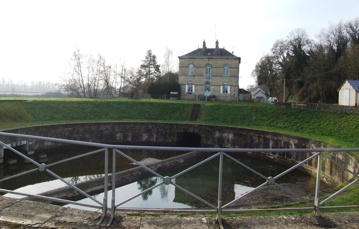 Canal latéral de la Loire - Ecluse ronde des Lorrains 