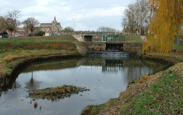 Canal de l'OurcqAncienne écluse ovale de Mareuil-sur-Ourcq 18ème siècle Canal de l'Ourcq Ancienne écluse ovale de Mareuil-sur-Ourcq 18 ème siècle