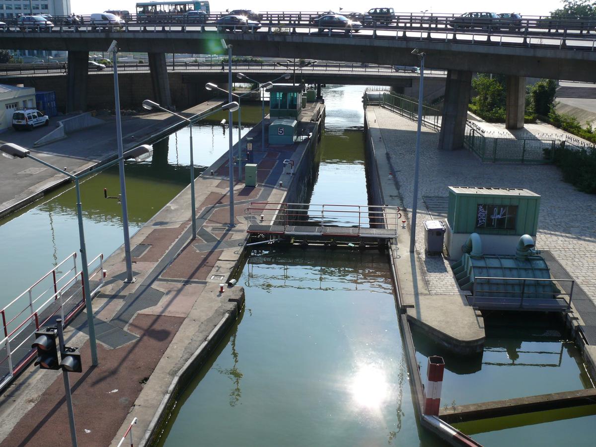 Canal Saint-Denis - Ecluse près de la porte de Paris, du viaduc de l'autoroute A1 et du stade de France 