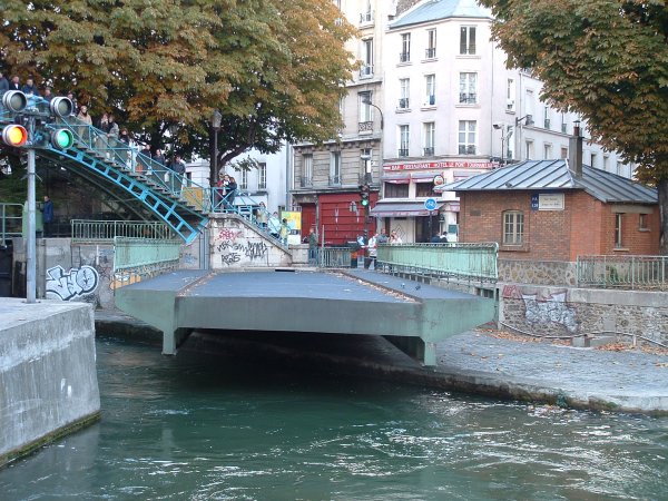 Canal Saint-MartinPont tournant de la rue de la Grange-aux-Belles 