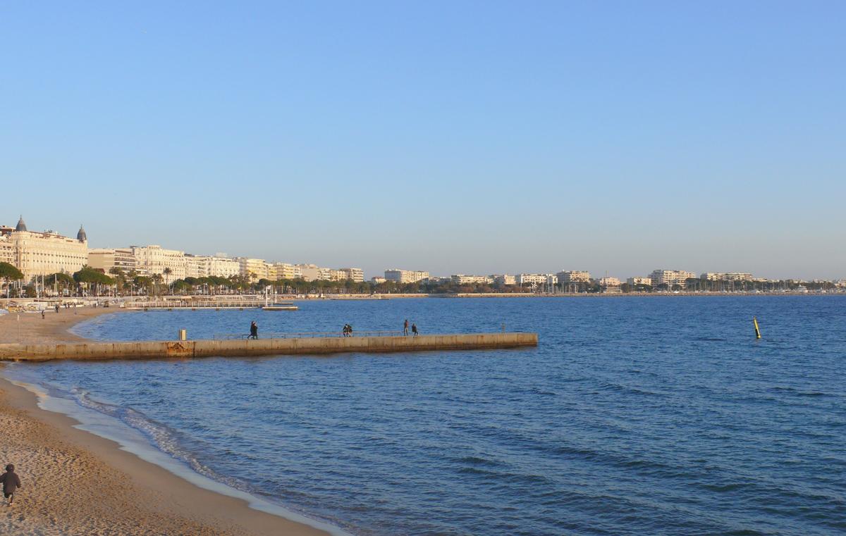 Cannes - Boulevard de la Croisette longeant la plage entre le Palais du Festival et le Palm Beach 