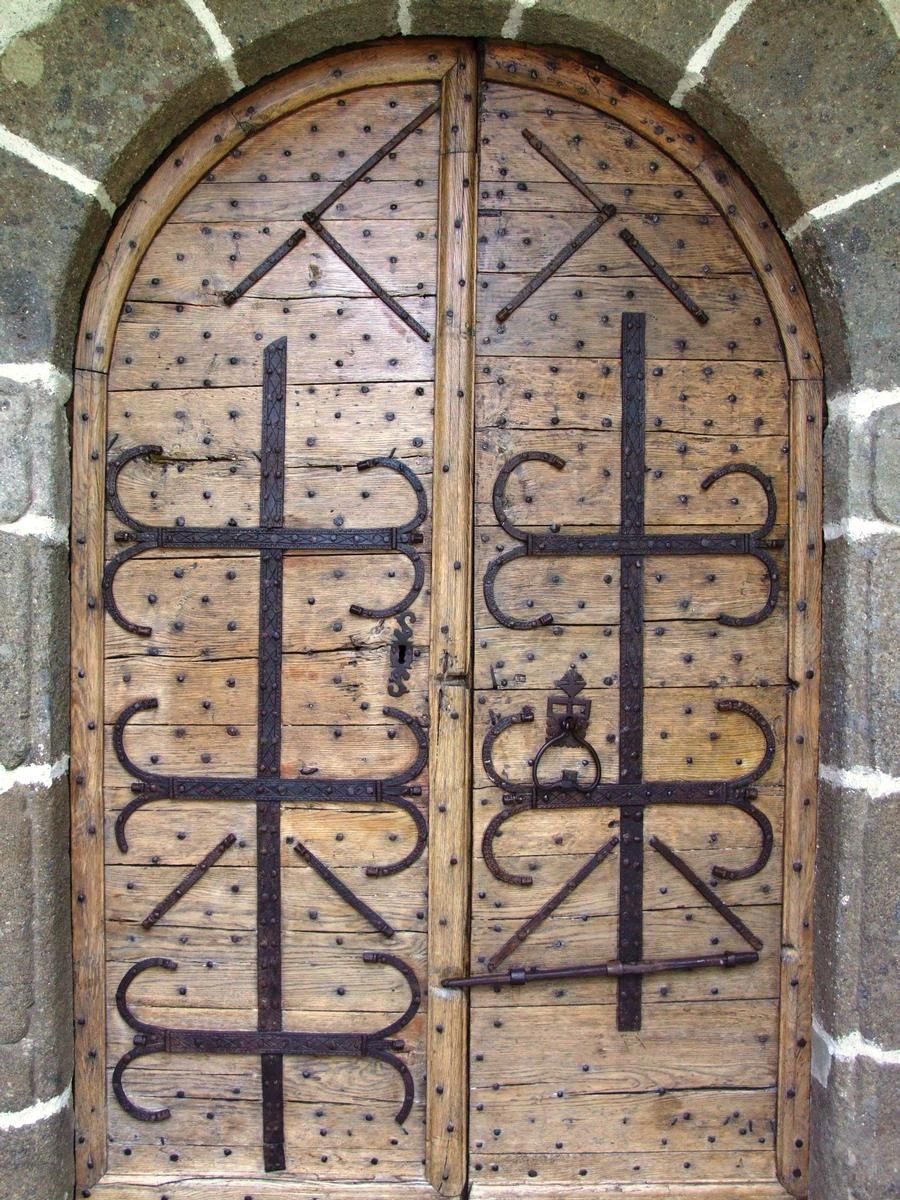 Saint-Vincent-de-Salers - Eglise Saint-Vincent - Porche: les pentures de la porte sans anciennes 