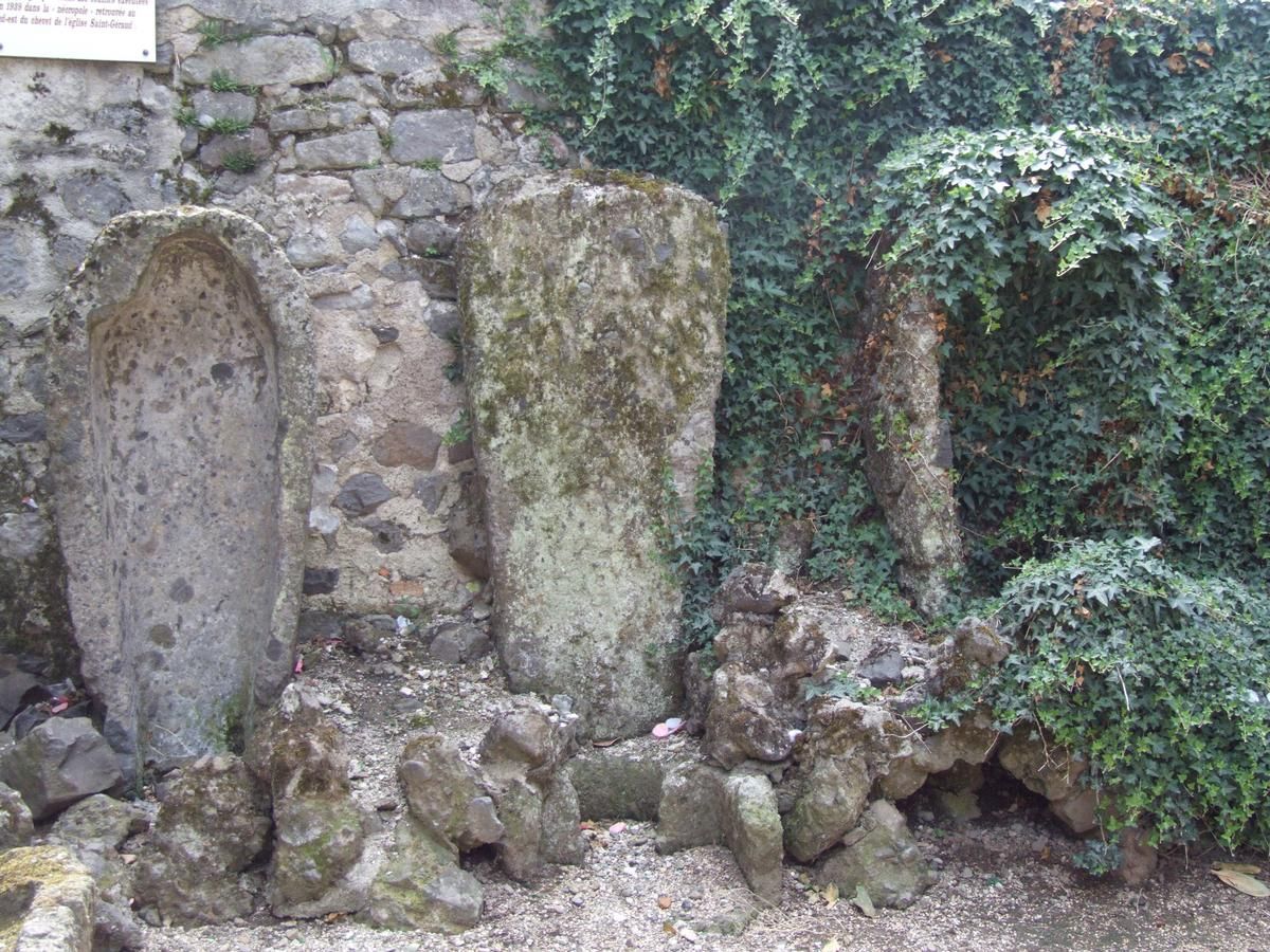 Aurillac - Eglise Saint-Géraud - Restes de tombes au chevet de l'église 