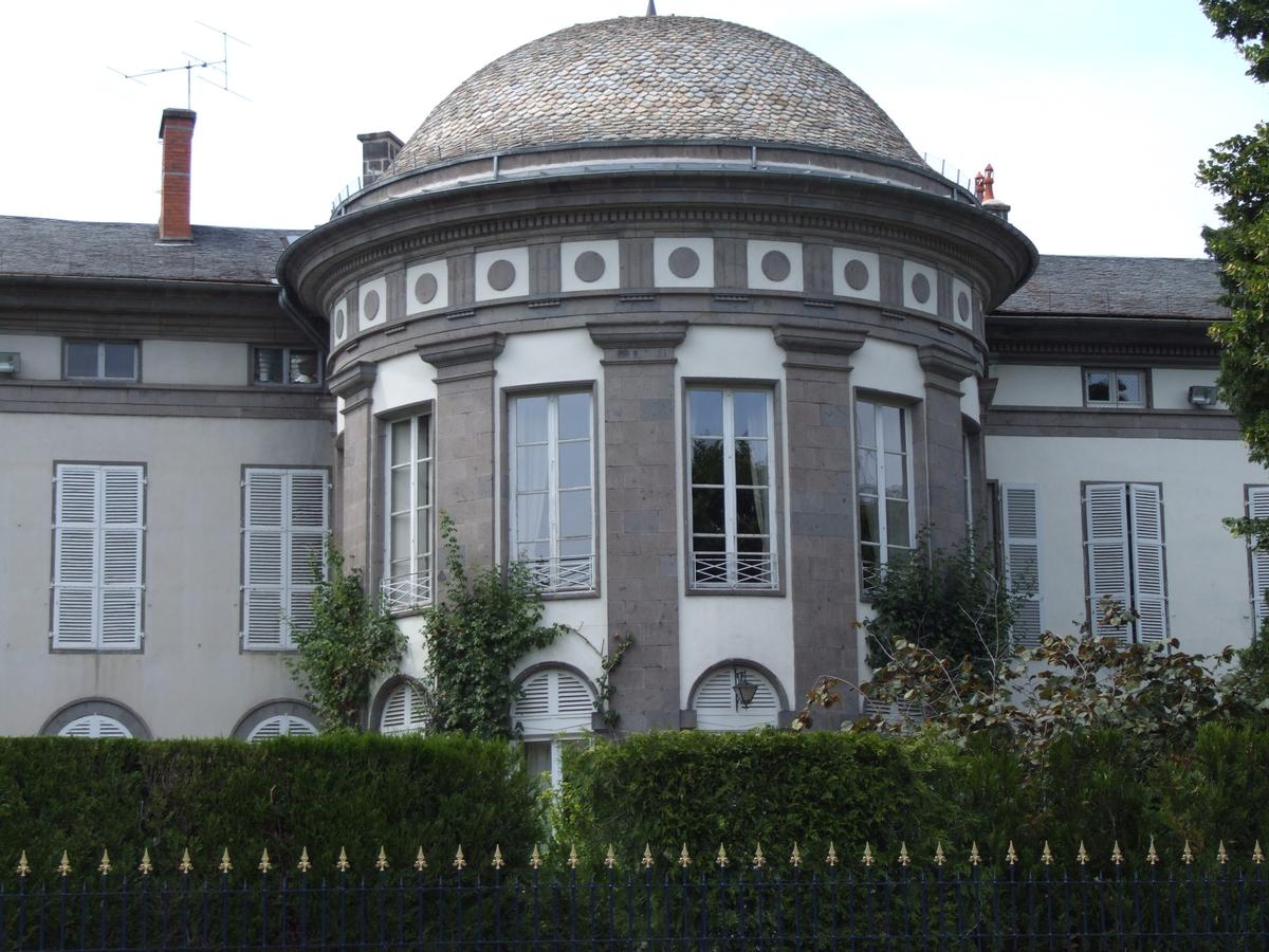 Fiche média no. 144117 Aurillac - Préfecture du Cantal - L'hôtel du département construit de 1800 à 1806 sur les plans de l'ingénieur Lallié, puis achevé en 1814 par l'ingénieur Demets. C'est la première préfecture bâtie en tant que telle en France. Façade sur le jardin