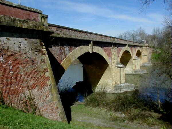 Pont de Carbonne sur la Garonne 