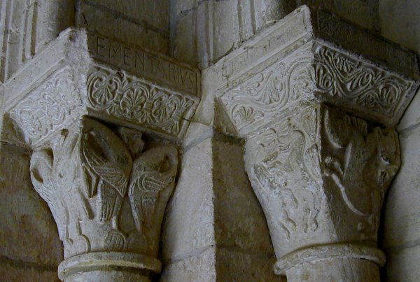 Chapiteaux à l'entrée de l'église avec signature de Girbertus 