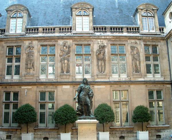 Façade du bâtiment sur cour. Statue de Louis XIV 