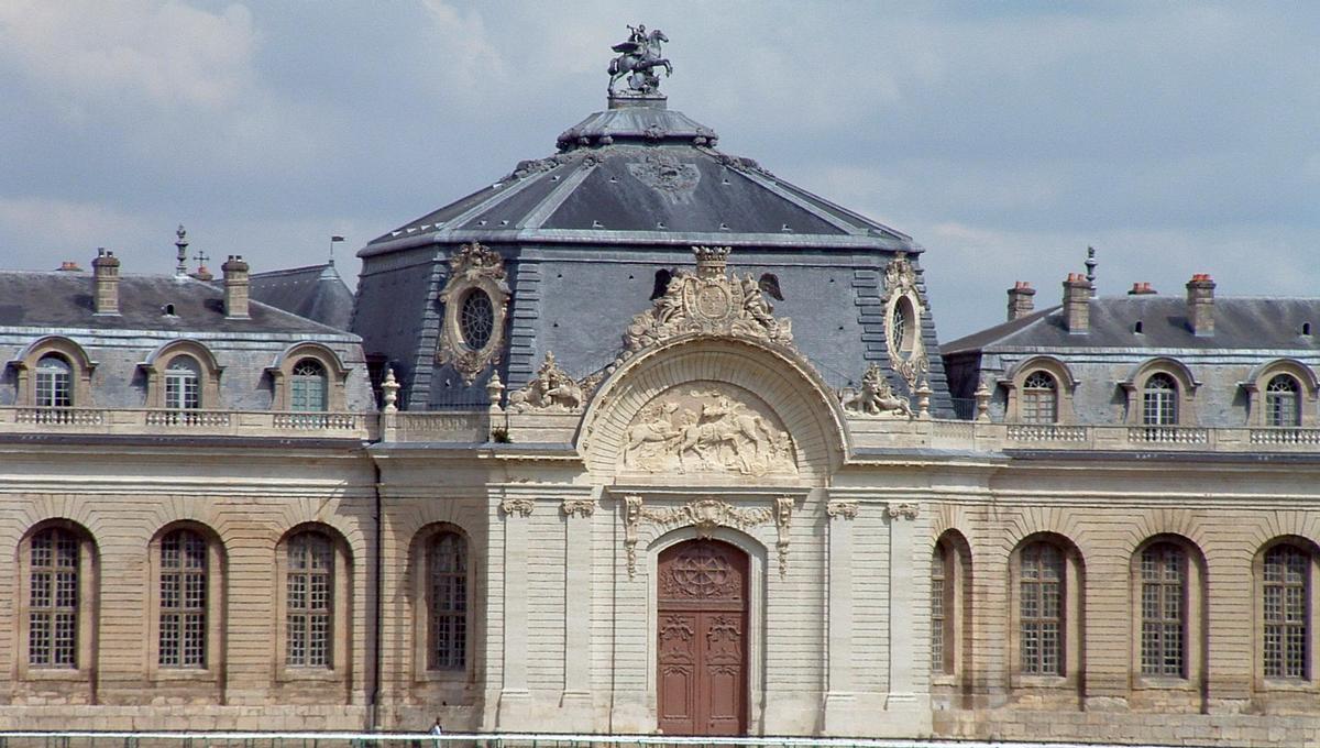 Chantilly - Les Grandes Ecuries - Façade le long de l'hippodrome de Chantilly - Pavillon central 