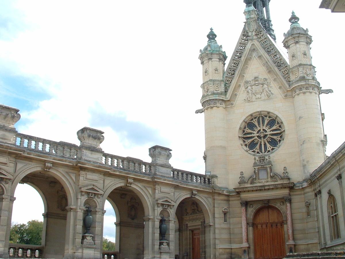 Chantilly - Le château - Le Grand château - La chapelle vue de la cour d'Honneur 