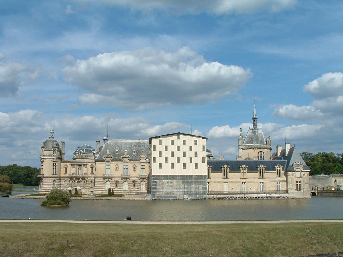 Chantilly - Le château - Vue d'ensemble côté sud-ouest (château en cours de restauration) 