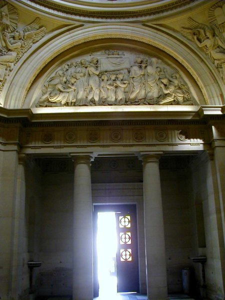 Chapelle expiatoire à Paris.Porte d'entrée - Intérieur 