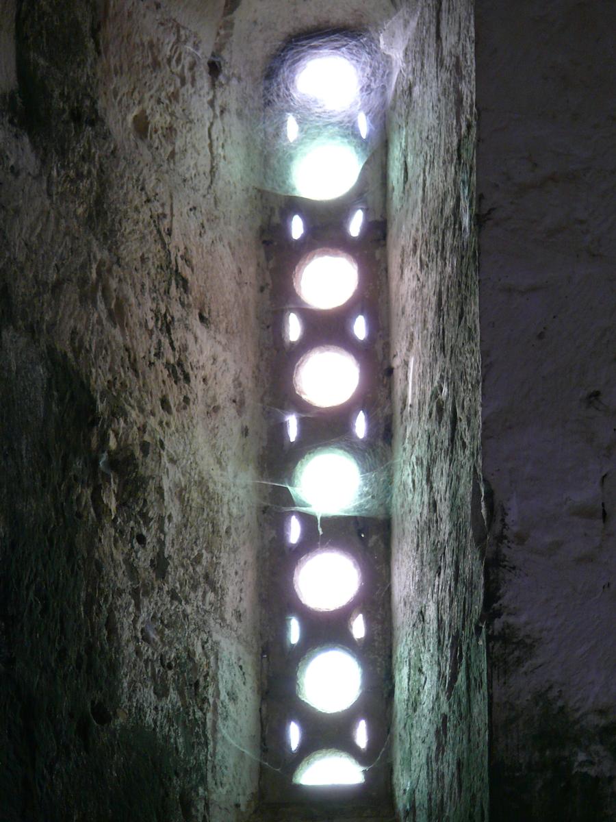 Lichères - Eglise Saint-Denis - Bras sud du transept - Une des rares fenêtres à claustra romane encore subsistante 