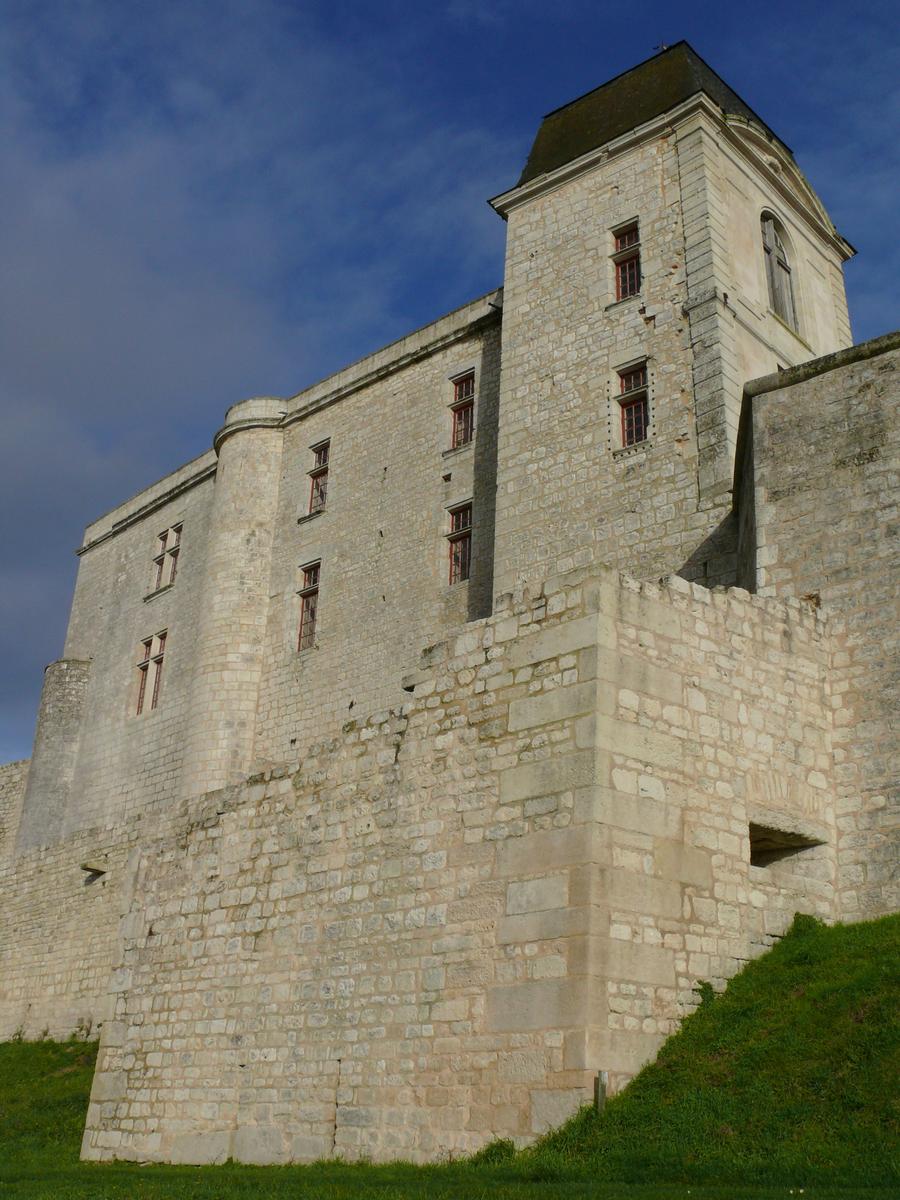 Fiche média no. 132736 Château de Villebois-Lavalette - Le maréchal de France, duc de Navailles, doit se retirer sur ses terres en 1664 suite à sa disgrâce. Il décide de faire reconstruite le château dans le goût de l'époque à partir de 1667. Un incendie en 1822 ne laissera plus finalement que l'aile ouest