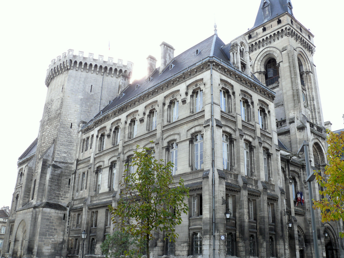 Fiche média no. 153835 Hôtel de ville (Angoulême) - La tour polygonale du 13 ème siècle du château comtal encastré dans l'hôtel de ville reconstruit par Paul Abadie entre 1858 et 1865