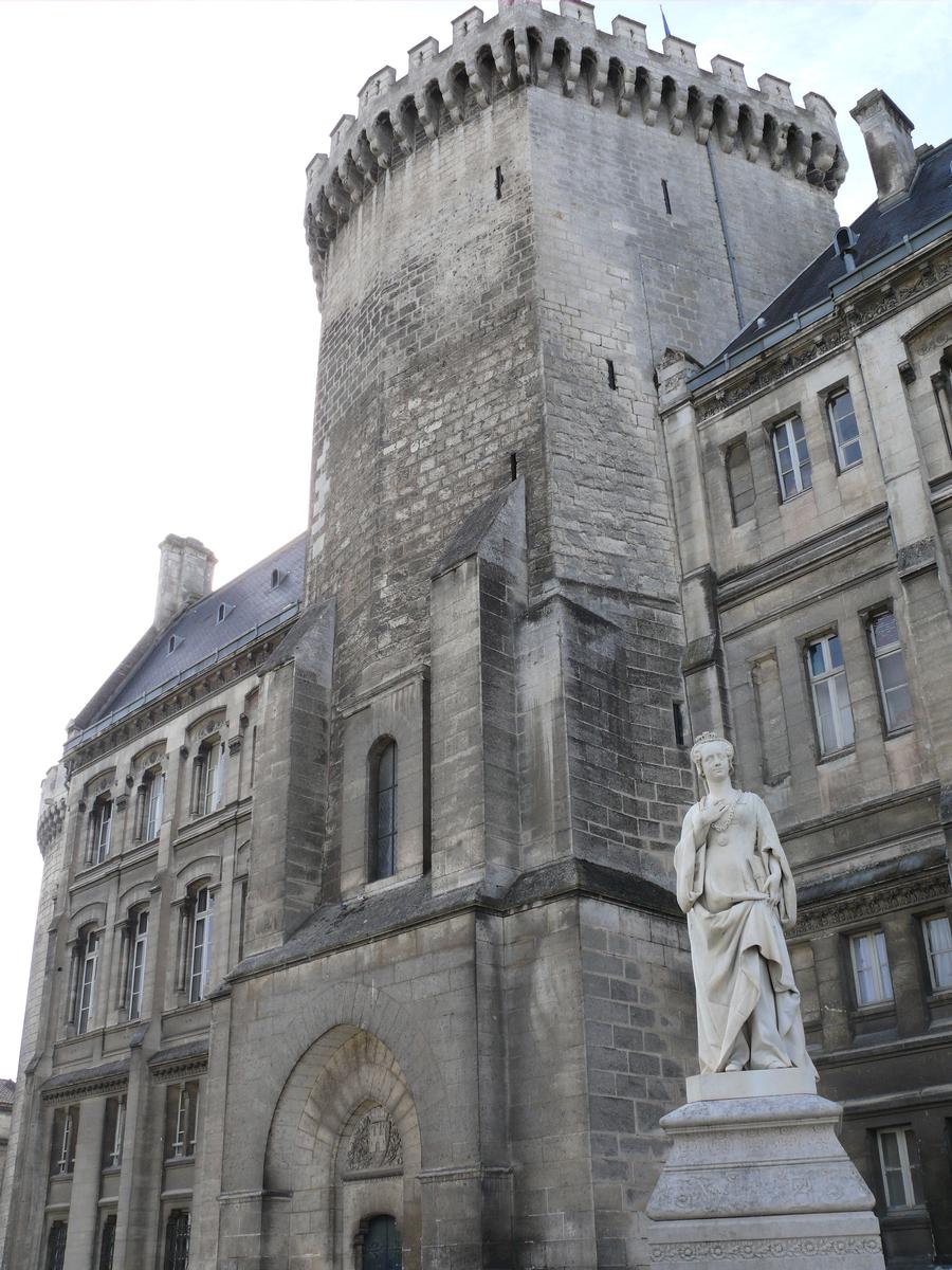 Fiche média no. 153836 Hôtel de ville (Angoulême) - La tour polygonale du 13 ème siècle du château comtal encastré dans l'hôtel de ville reconstruit par Paul Abadie entre 1858 et 1865