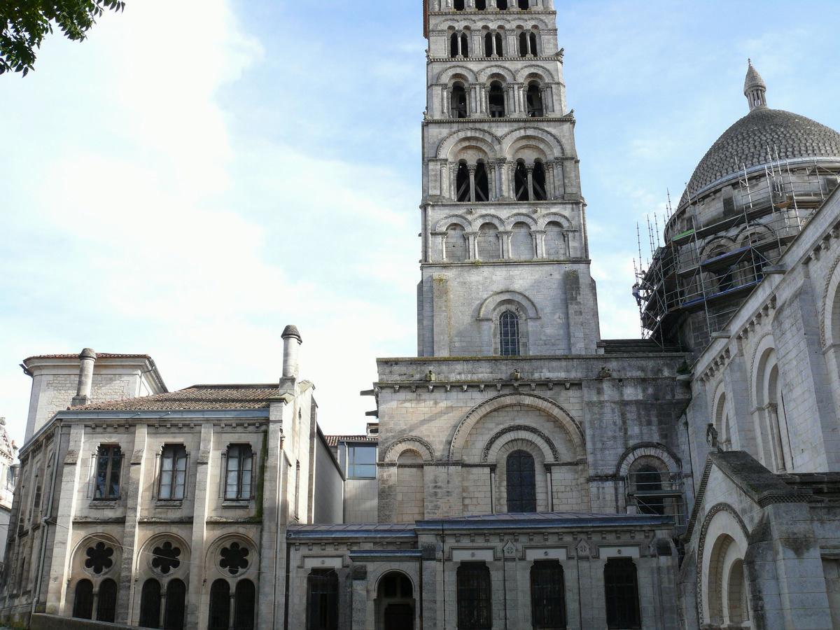 Fiche média no. 153894 Angoulême - Cathédrale Saint-Pierre - Partie nord de la cathédrale avec le clocher et les bâtiments reconstruits par Paul Abadie pour l'évêché