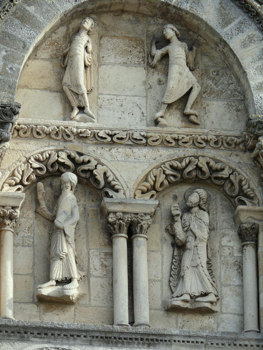Angoulême - Cathédrale Saint-Pierre - Façade occidentale - Partie centrale médialne - Détail Les personnages représentent les Apôtres contemplant l'Ascension du Christ