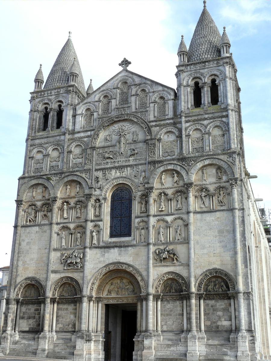 Cathédrale Saint-Pierre d'Angoulême - Façade occidentale Si la façade a été restaurée par Paul Abadie (et la partie supérieure est sa recréation), l'essentiel est original