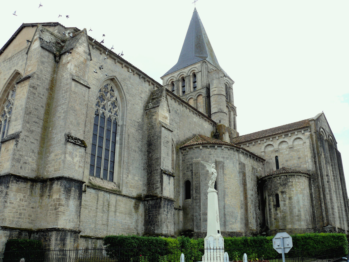 Fiche média no. 149253 Saint-Amant-de-Boixe - Eglise Saint-Amant (ancienne abbaye Saint-Amant) - Choeur reconstruit au 14 ème ème siècle du bras nord du transept