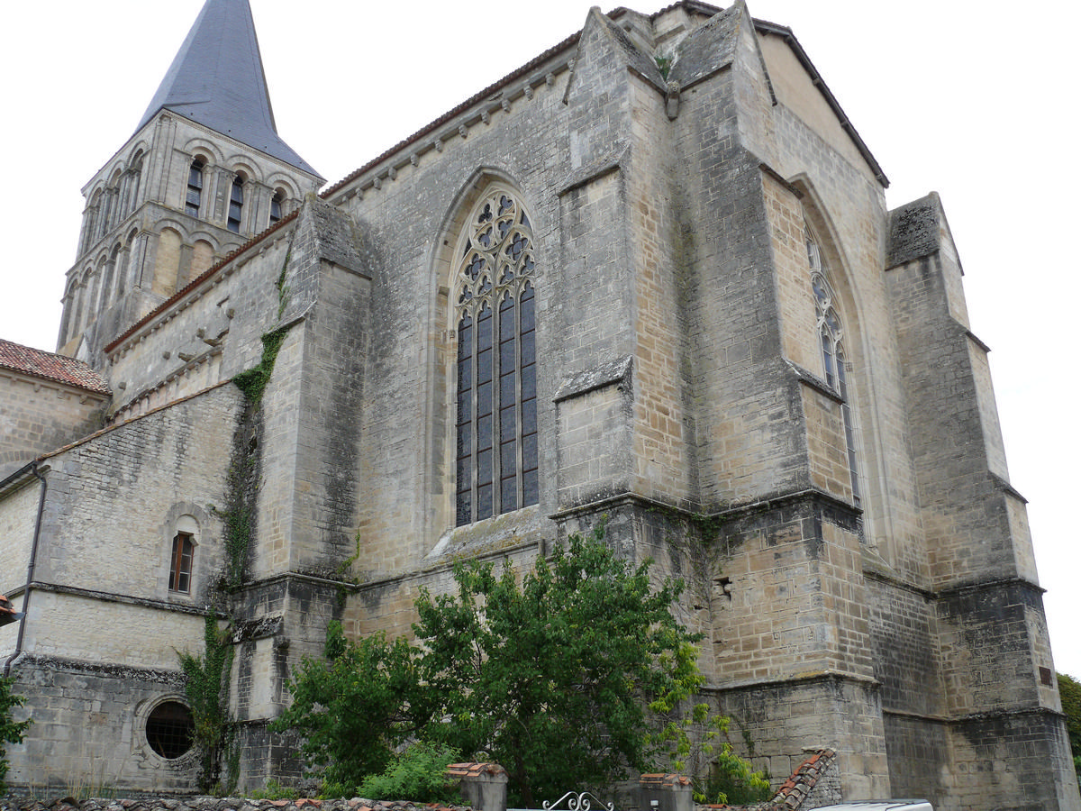 Saint-Amant-de-Boixe - Eglise Saint-Amant (ancienne abbaye Saint-Amant) - Choeur reconstruit au 14ème siècle Saint-Amant-de-Boixe - Eglise Saint-Amant (ancienne abbaye Saint-Amant) - Choeur reconstruit au 14 ème siècle