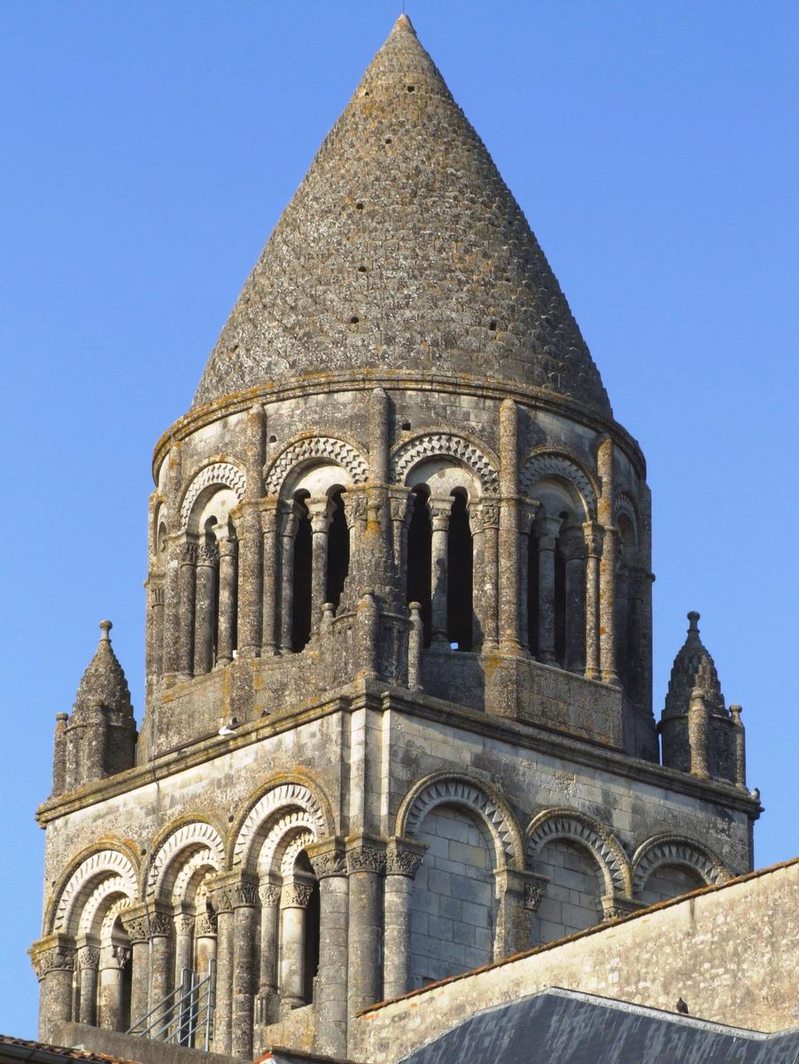 Saintes - Abbaye aux Dames (abbaye Notre-Dame) - Abbatiale Notre-Dame - Clocher de la croisée du transept 