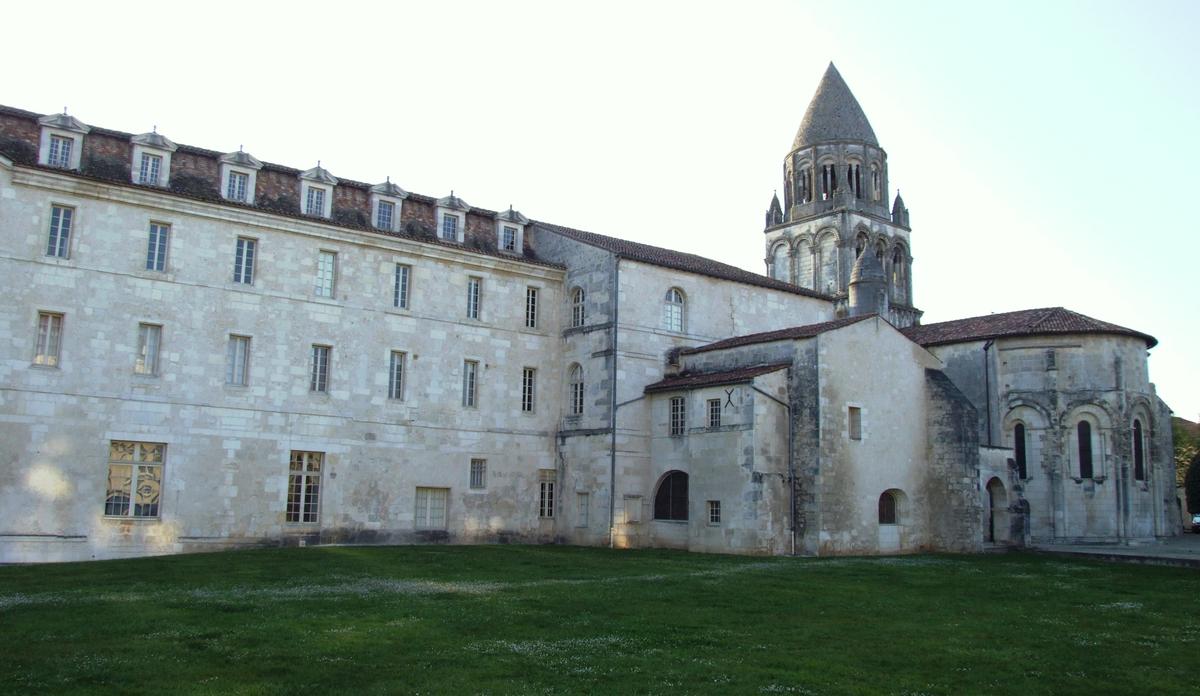 Saintes - Abbaye aux Dames (abbaye Notre-Dame) - Bâtiments monastique et chevet de l'abbatiale 