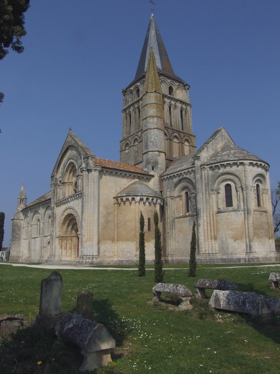 Aulnay-de-Saintonge - Eglise Saint-Pierre-de-la-Tour - Ensemble vu du chevet 