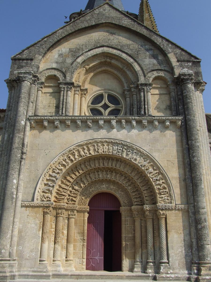 Aulnay-de-Saintonge - Eglise Saint-Pierre-de-la-Tour - Bras sud du transept et portail 