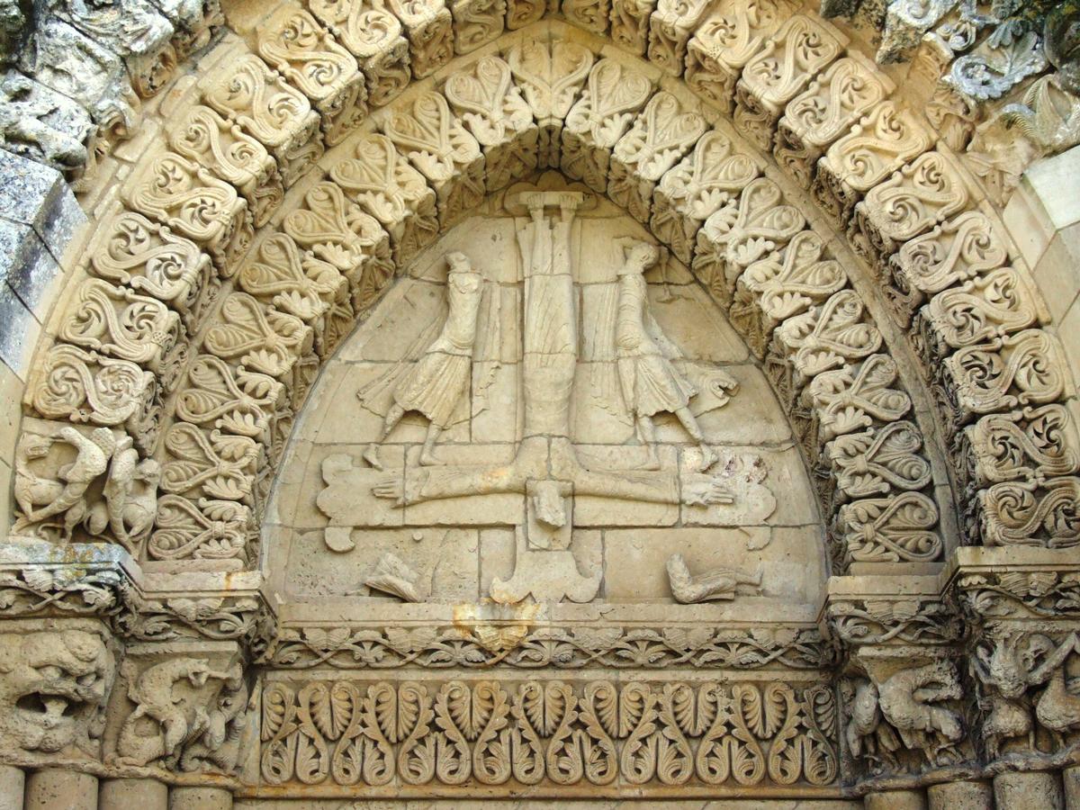 Aulnay-de-Saintonge - Eglise Saint-Pierre-de-la-Tour - Façade occidentale - Faux-tympan de gauche - Crucifixion de saint Pierre 