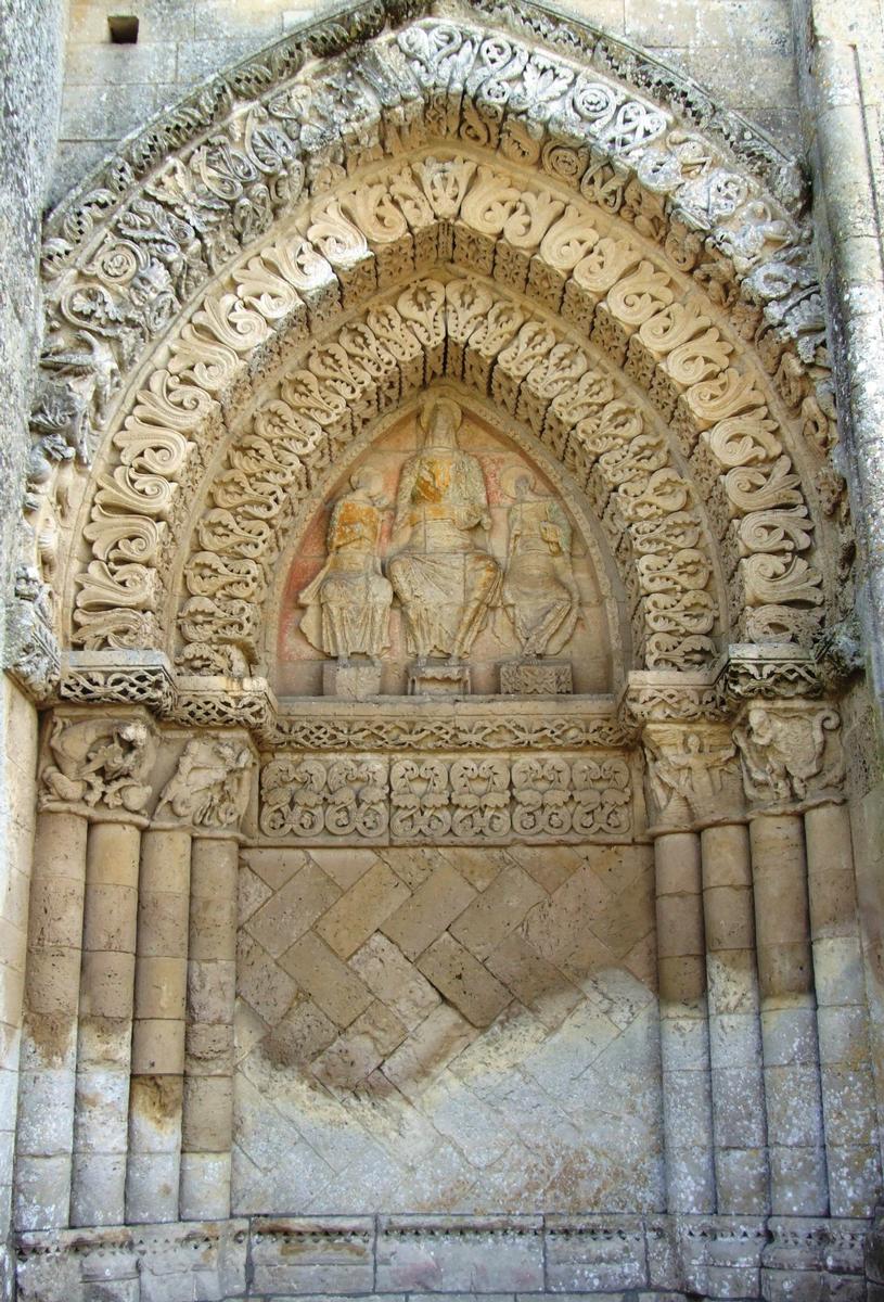 Fiche média no. 83753 Aulnay-de-Saintonge - Eglise Saint-Pierre-de-la-Tour - Façade occidentale - Faux-tympan de droite - Le Christ entouré de saint Pierre et de saint Paul