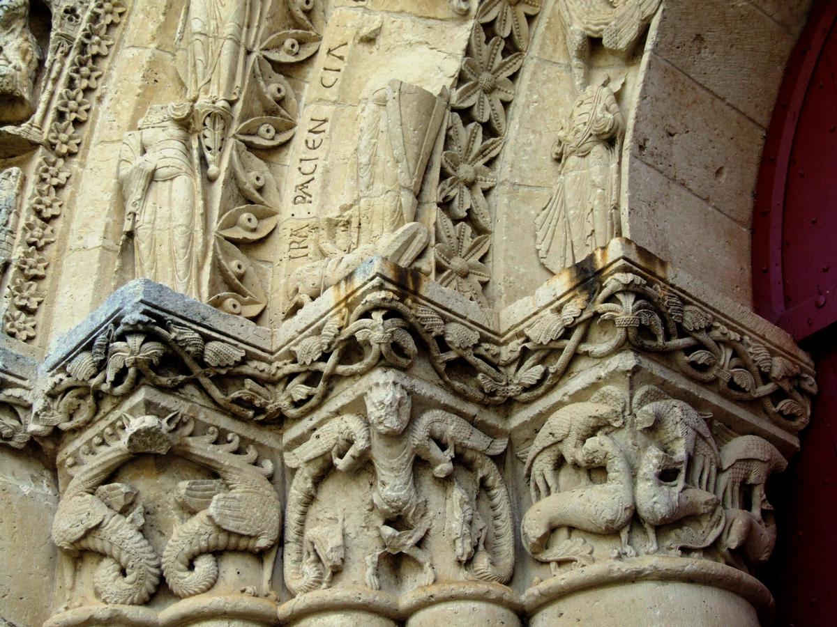 Aulnay-de-Saintonge - Eglise Saint-Pierre-de-la-Tour - Façade occidentale - Portail - Combat des vices et des vertus 