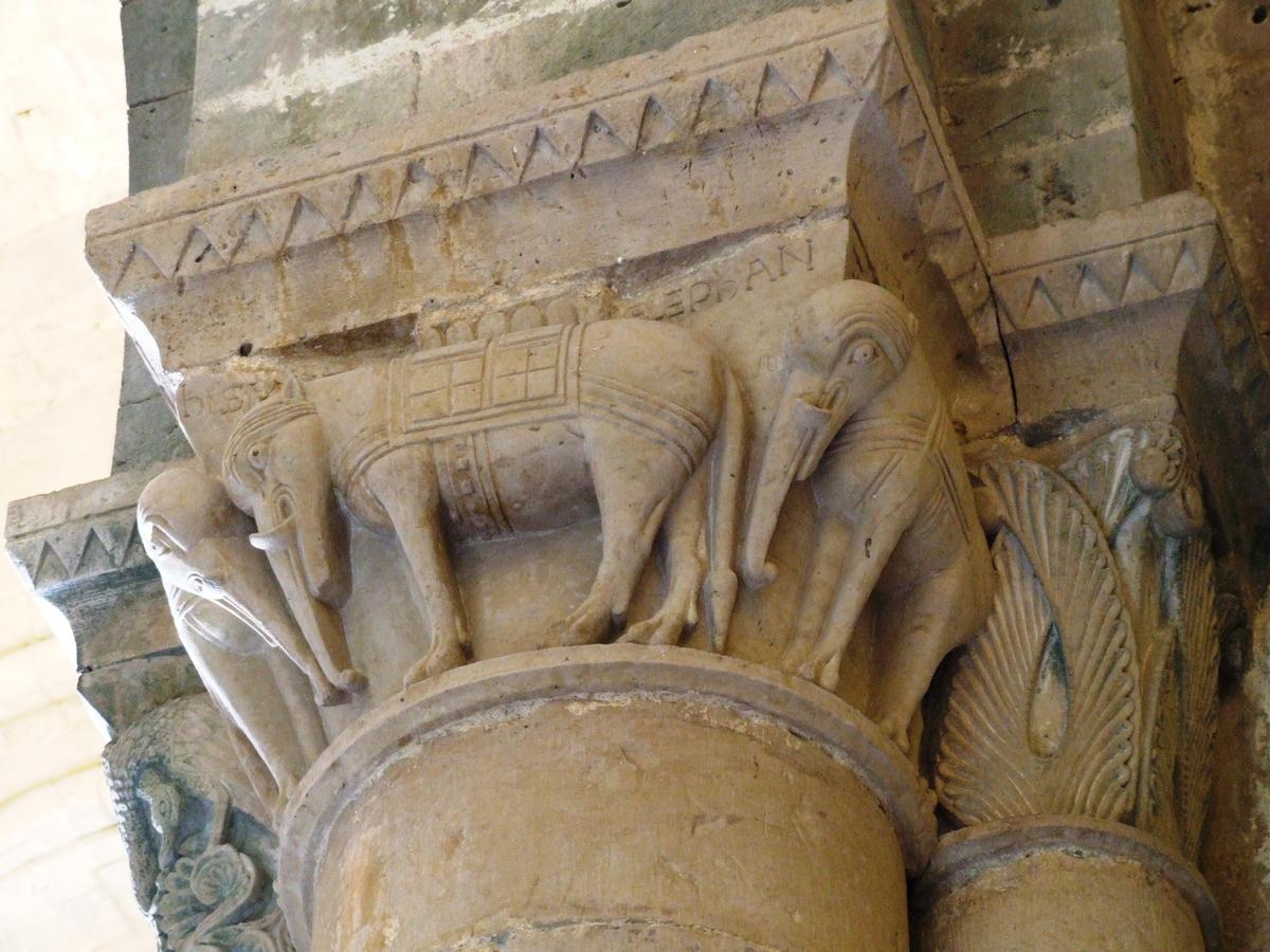 Aulnay-de-Saintonge - Eglise Saint-Pierre-de-la-Tour - Nef - Chapiteau des éléphants 