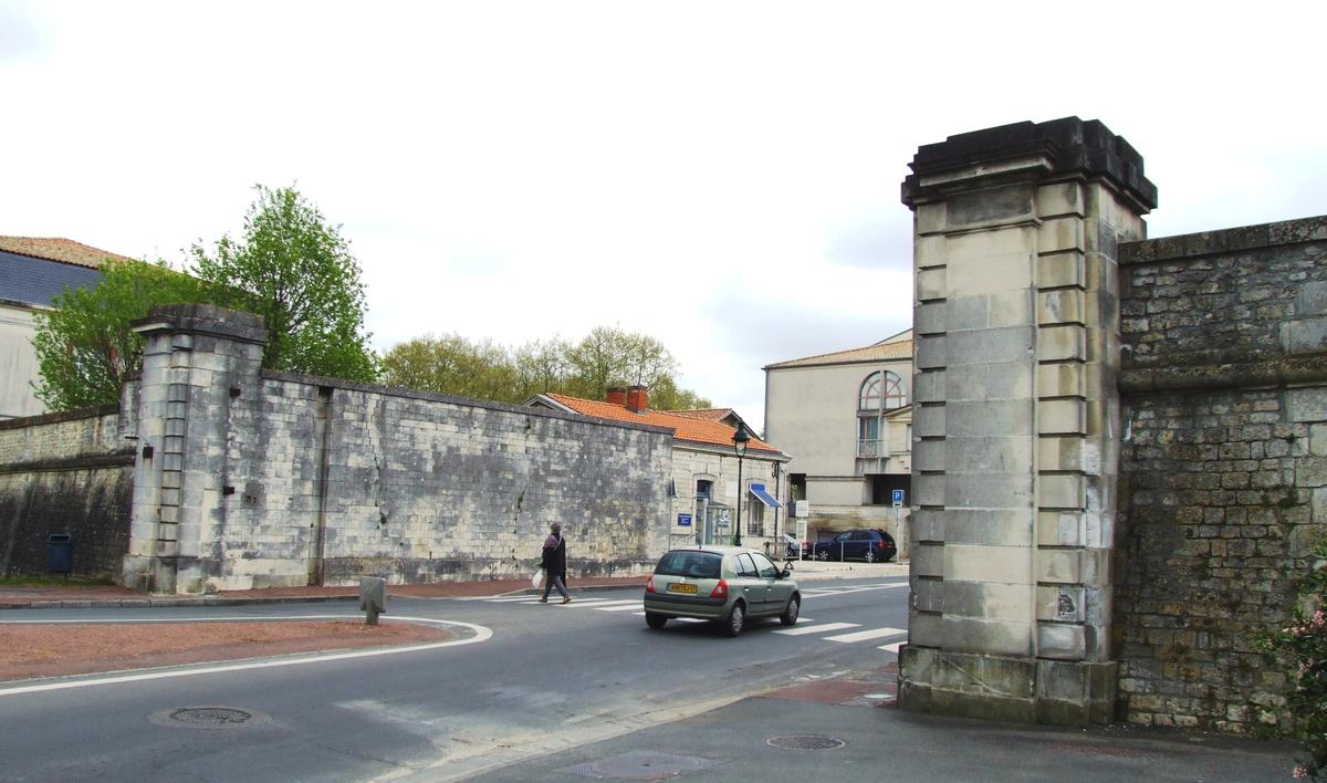 Rochefort - Remparts de la ville et de l'arsenal - Porte de Begon (1861) 