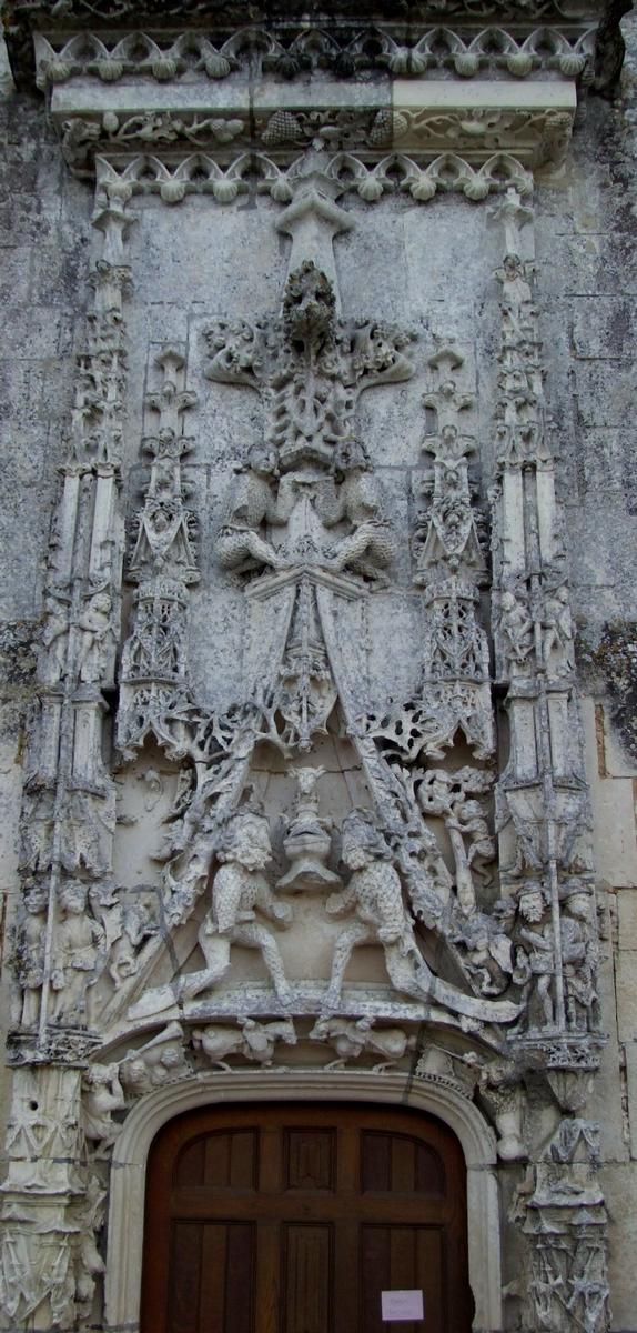 Château de Crazannes - La façade Renaissance - Décoration du dessus de la porte: une représentation des principes alchimiques? 