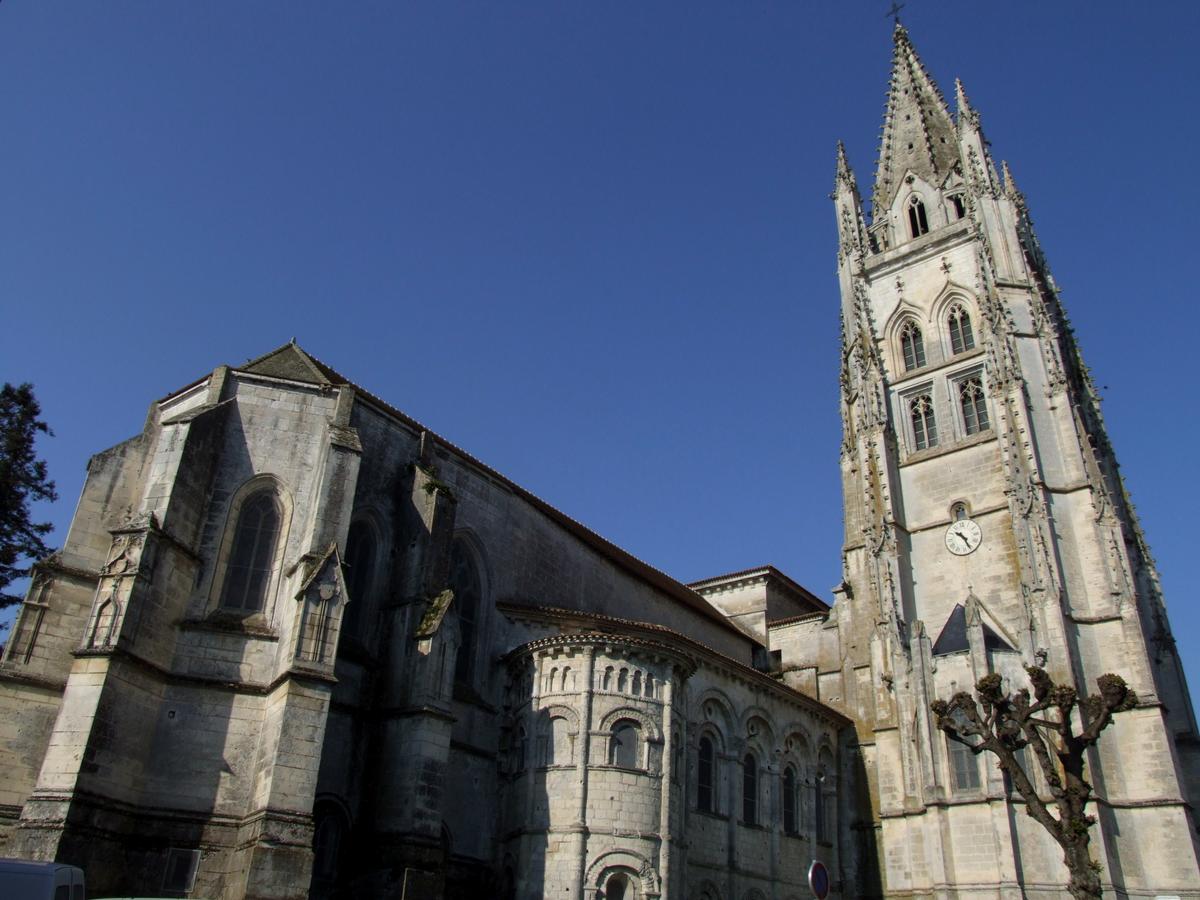 Saintes - Eglise Saint-Eutrope - Eglise haute et clocher - Chevet avec la partie romane subsistante et le clocher reconstruit sous Louis XI 