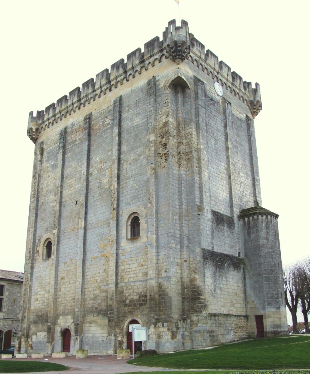Pons - Donjon du château 