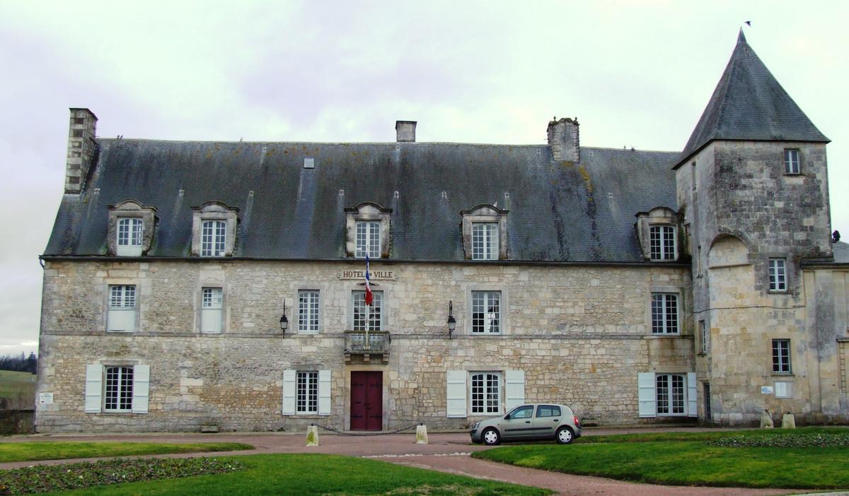 Pons - Hôtel de ville (ancien château) - La façade du côté du donjon 