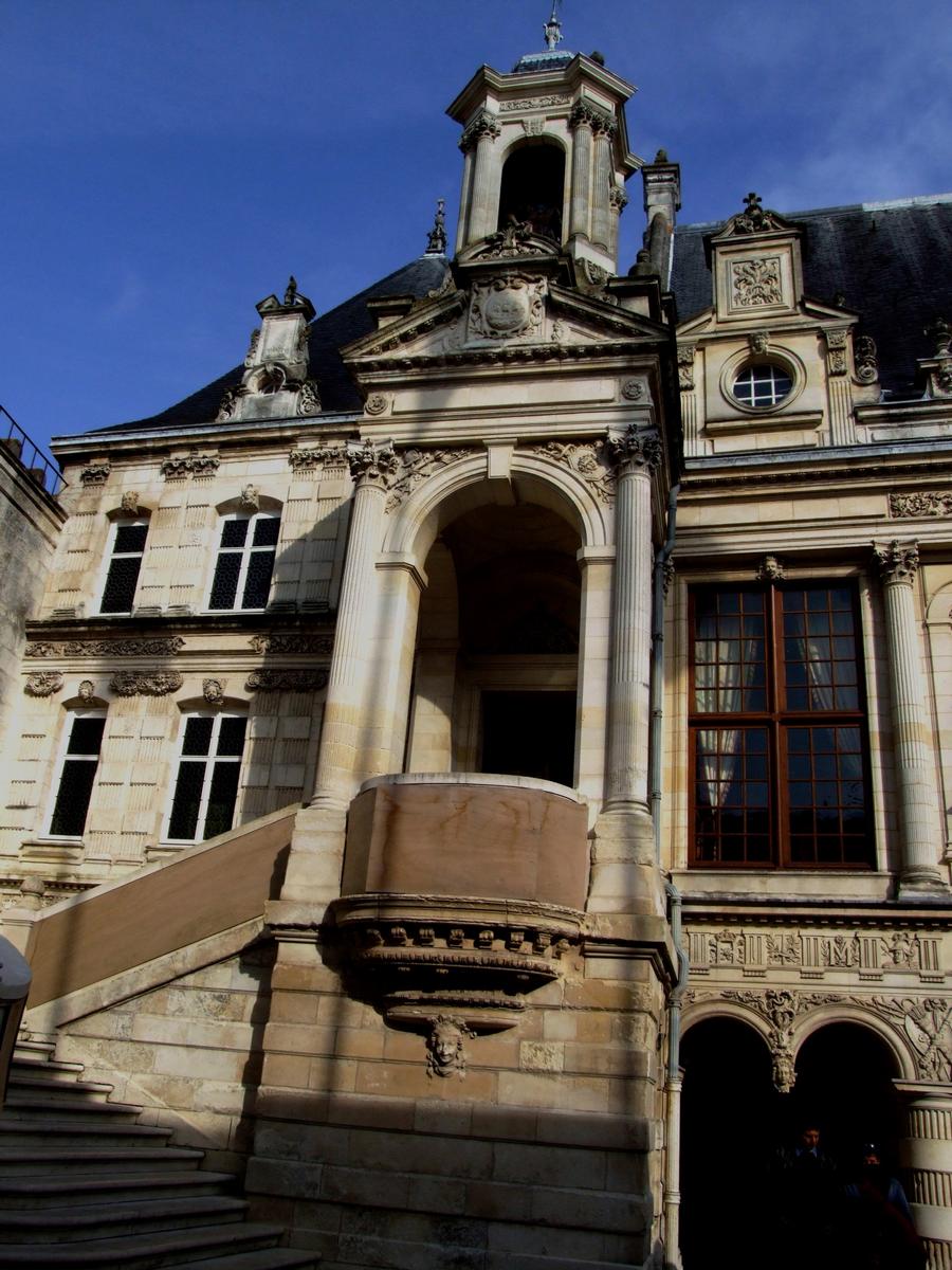 Fiche média no. 69049 Hôtel de ville de La Rochelle - A gauche de l'escalier, le pavillon Renaissance construit après 1540, au centre, l'escalier refait au 19ème siècle avec la statue représentant le roi Henri IV et à droite le corps de logis principal construit entre 1595 et 1606