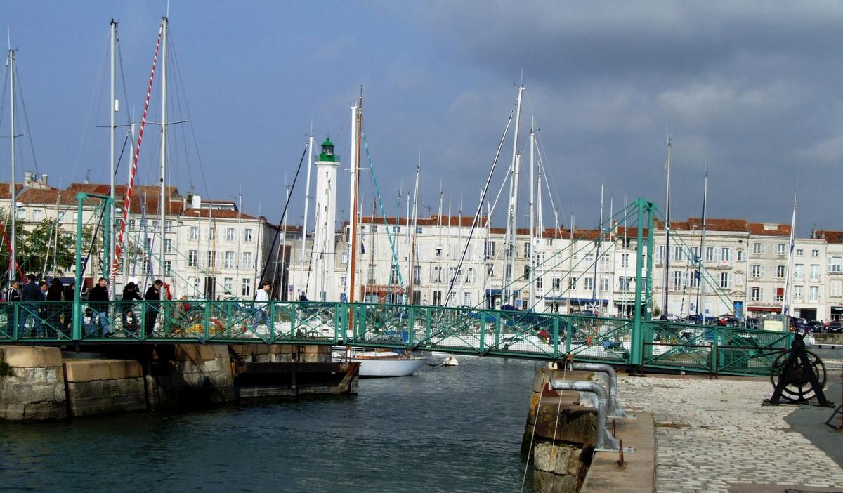 La Rochelle - Passerelle haubanée tournante du bassin à flot et le phare du quai Valin 