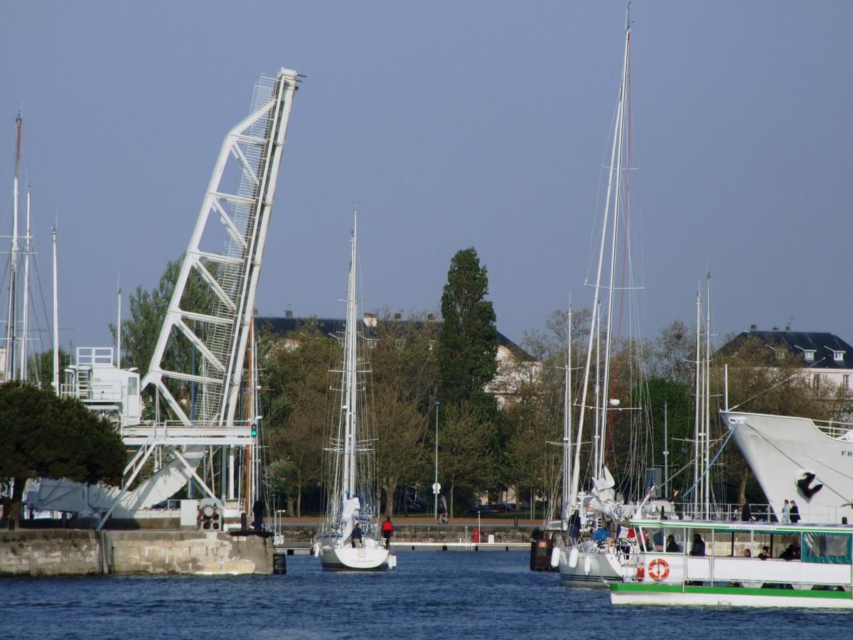 La Rochelle - Pont levant du Gabut à l'entrée du bassin des chalutiers - En fonctionnement 