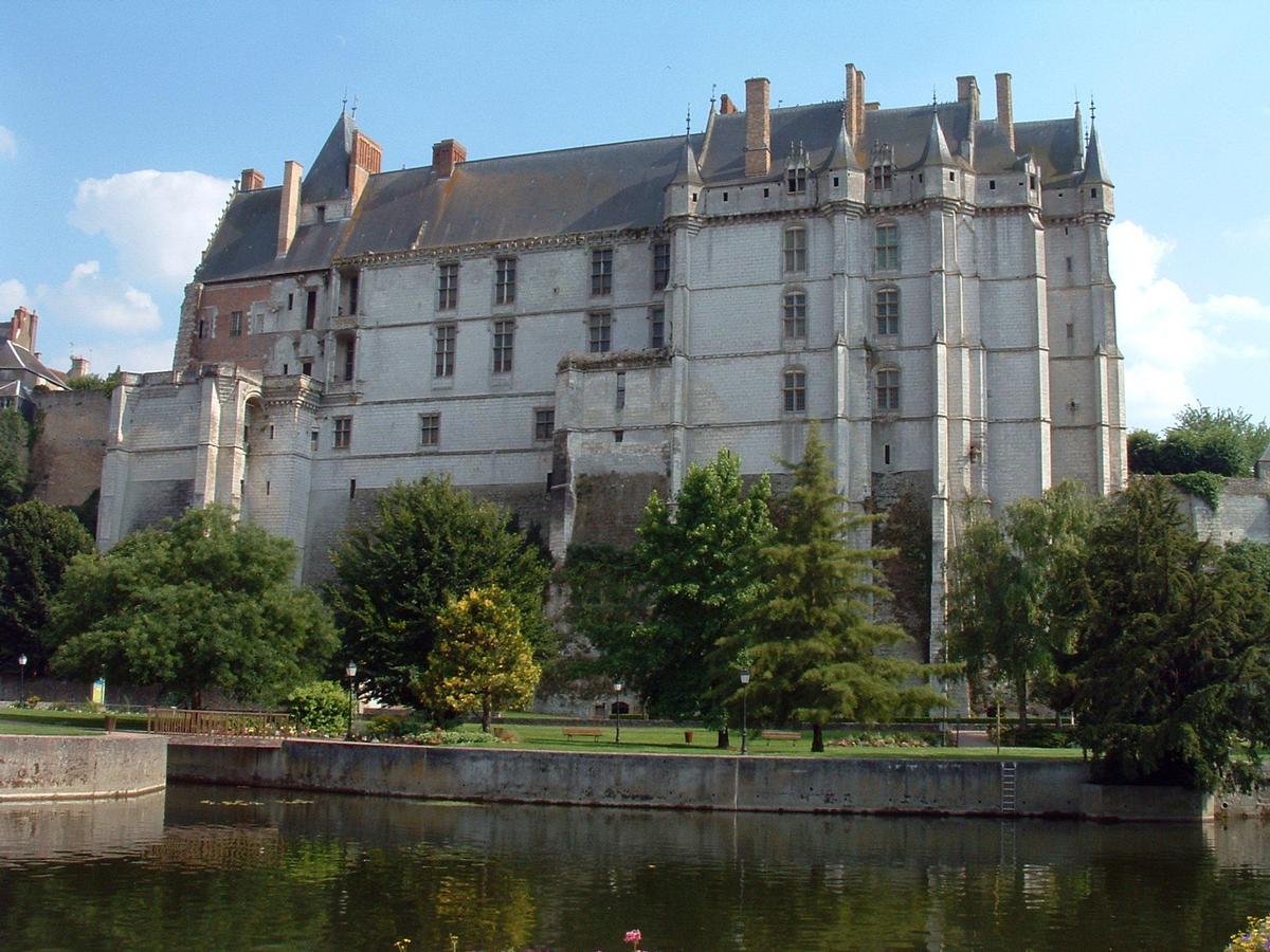 Fiche média no. 42874 Châteaudun - Château - L'élévation de la partie Nord du château: à droite l'extrémité de l'aile dite de Dunois, à gauche l'aile dite de Longueville non achevée