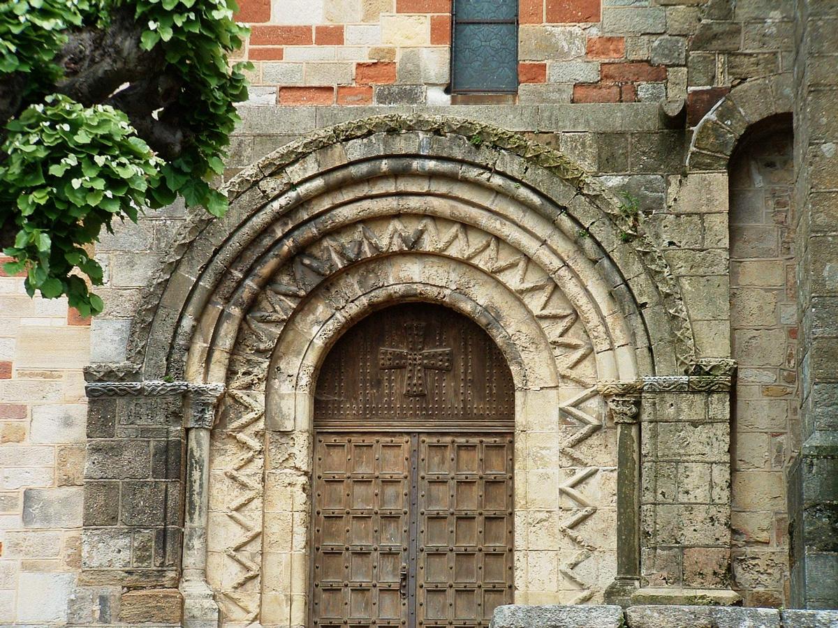 Châteaumeillant - Eglise Saint-Genès - Portail latéral 