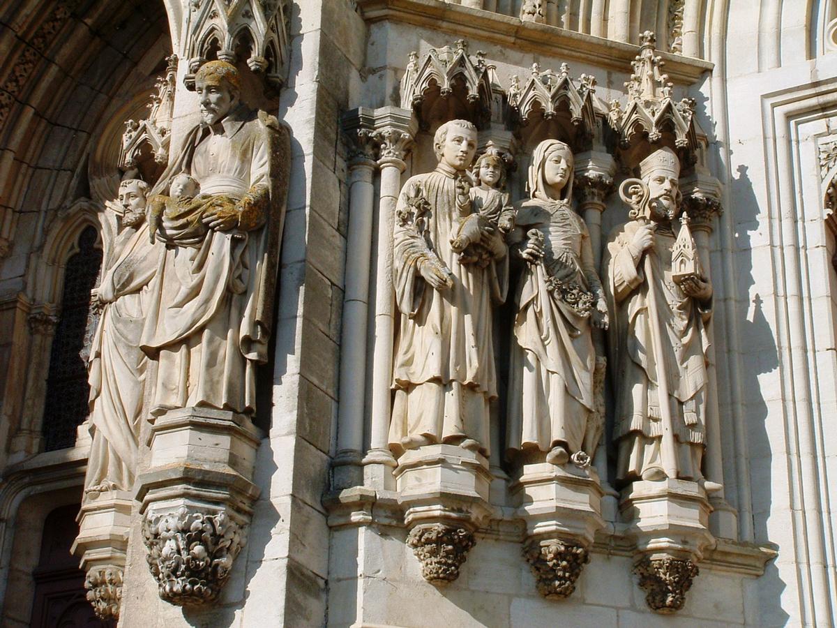 Fiche média no. 40234 Châteauneuf-sur-Cher - Basilique Notre-Dame-des-Enfants - Porte centrale, côté gauche: Saint Vincent de Paul, saint Louis de Gonzague sainte Germaine, saint Osmond