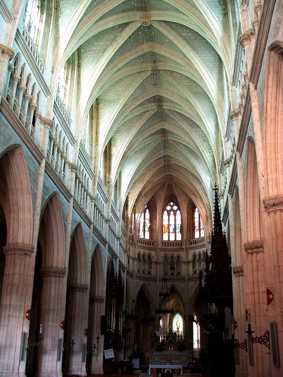 Châteauneuf-sur-Cher - Basilique Notre-Dame-des-Enfants - Intérieur: le vaisseau central 