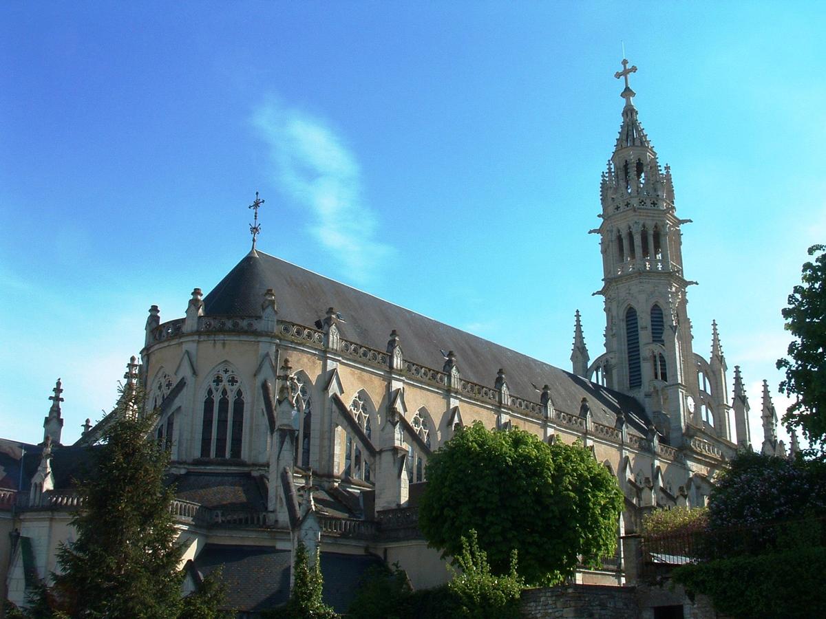 Châteauneuf-sur-Cher - Basilique Notre-Dame-des-Enfants - Extérieur: le chevet, la nef et le clocher 